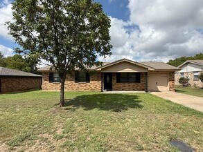 Building Photo - 231 Redbud St