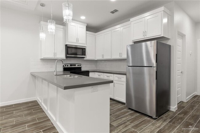 Foto del edificio - 30 Violet Ave W