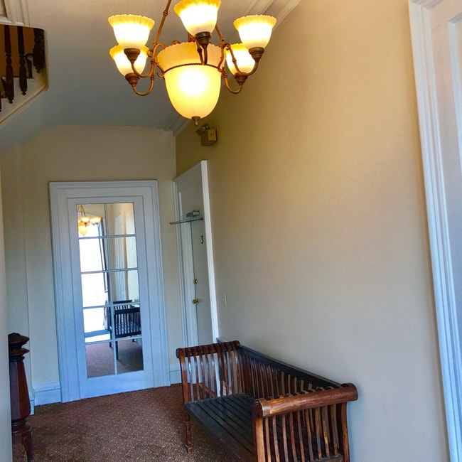 Building Photo - 156 Circular St