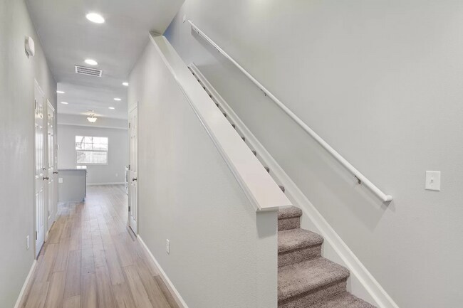 Building Photo - Fabulous 3 bed, 2.5 bath townhome with 1 car garage