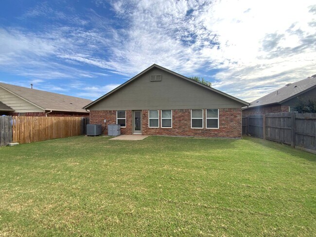 Foto del edificio - 3 bedroom 2 bath - SW OKC