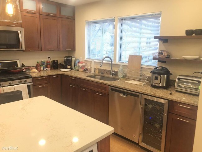 Foto del edificio - 2 br, 1.5 bath Apartment - 410 Noble St