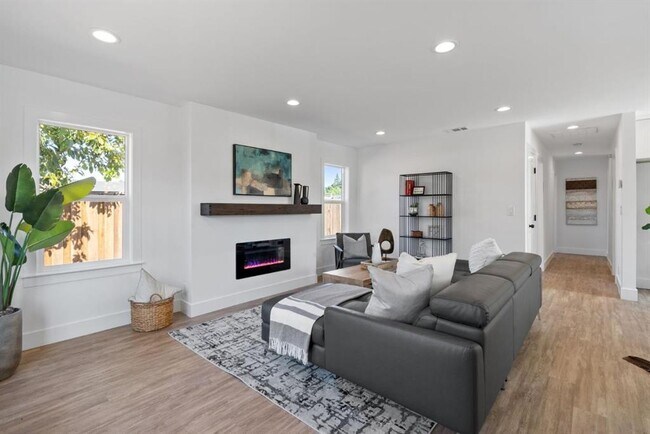 Building Photo - 485 S Daniel Way