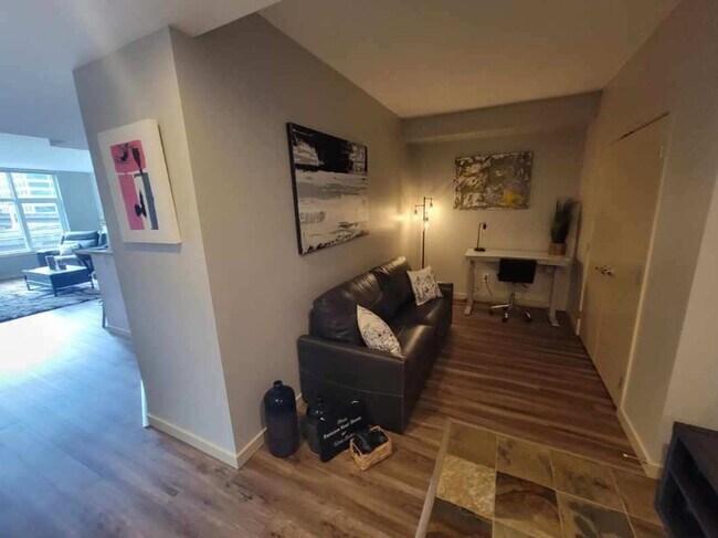 Foto del edificio - High End Condo Available