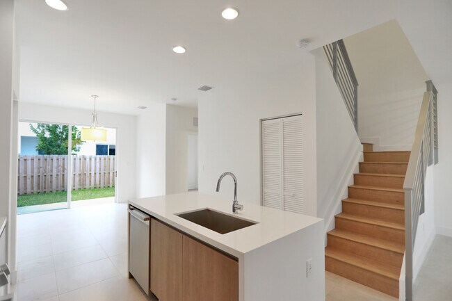 Building Photo - 10270 NW 72nd Terrace
