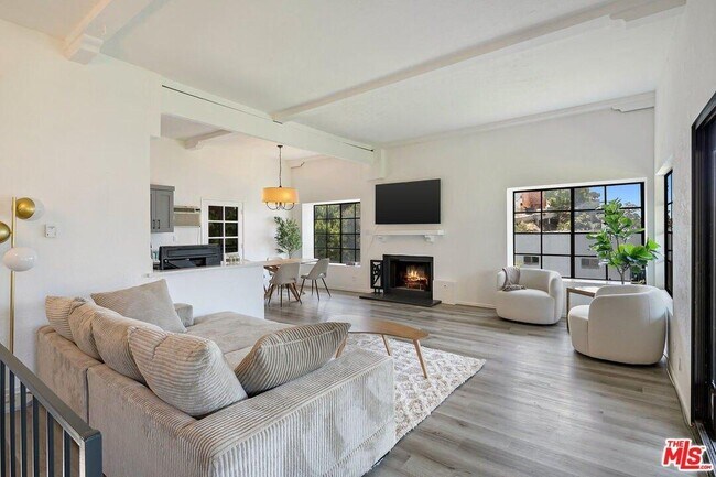 Foto del edificio - 1931 Sunset Plaza Dr