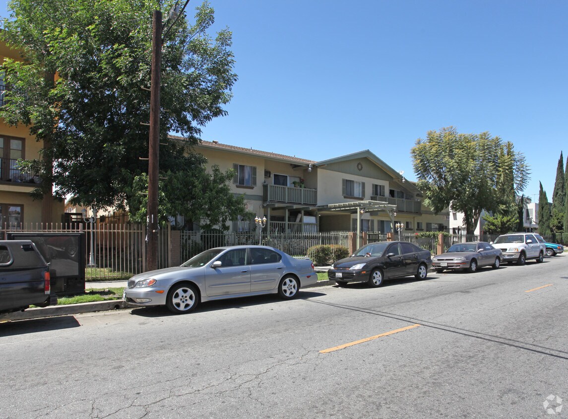 Primary Photo - 8323 Willis Ave