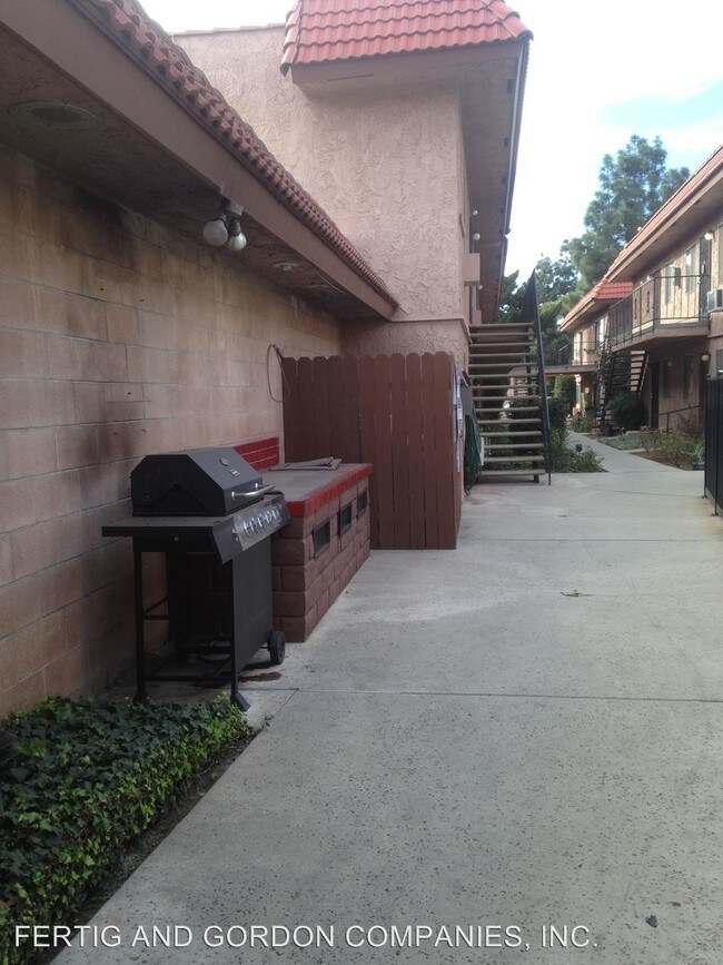 Building Photo - 5140-5140 N Glendora Ave