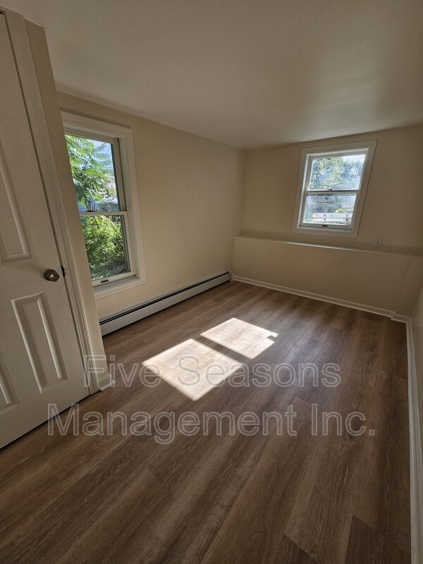 Foto del edificio - 465-467 Colchester Avenue - 5