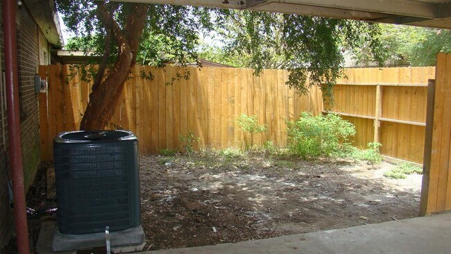 Building Photo - 2000 Bahama Dr