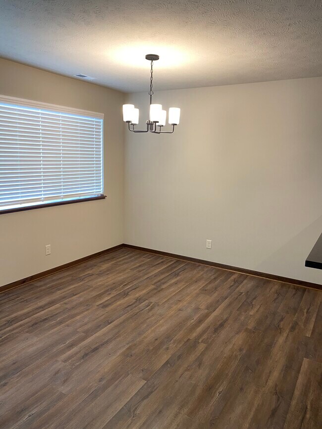 Building Photo - 812 W Desert Vis Dr