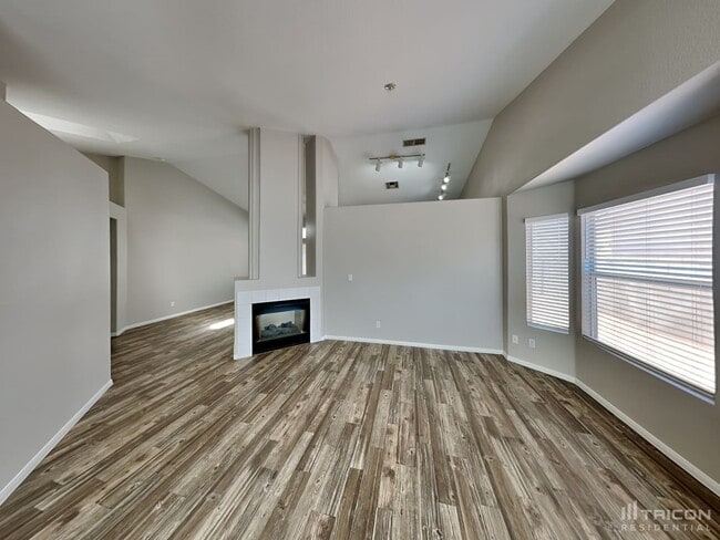 Foto del edificio - 523 Landra Ln