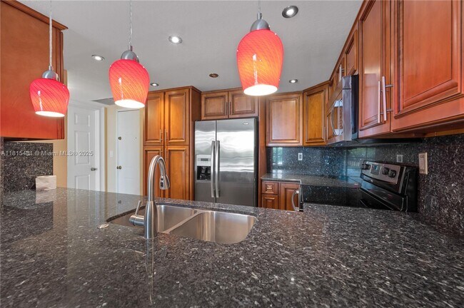 Building Photo - 540 Brickell Key Dr