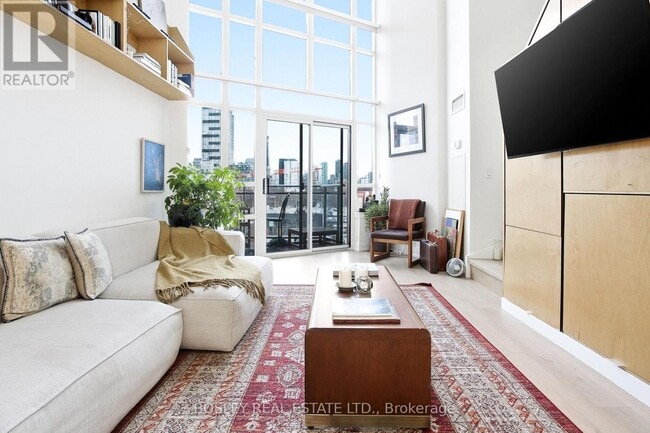 Building Photo - 255 Richmond St E