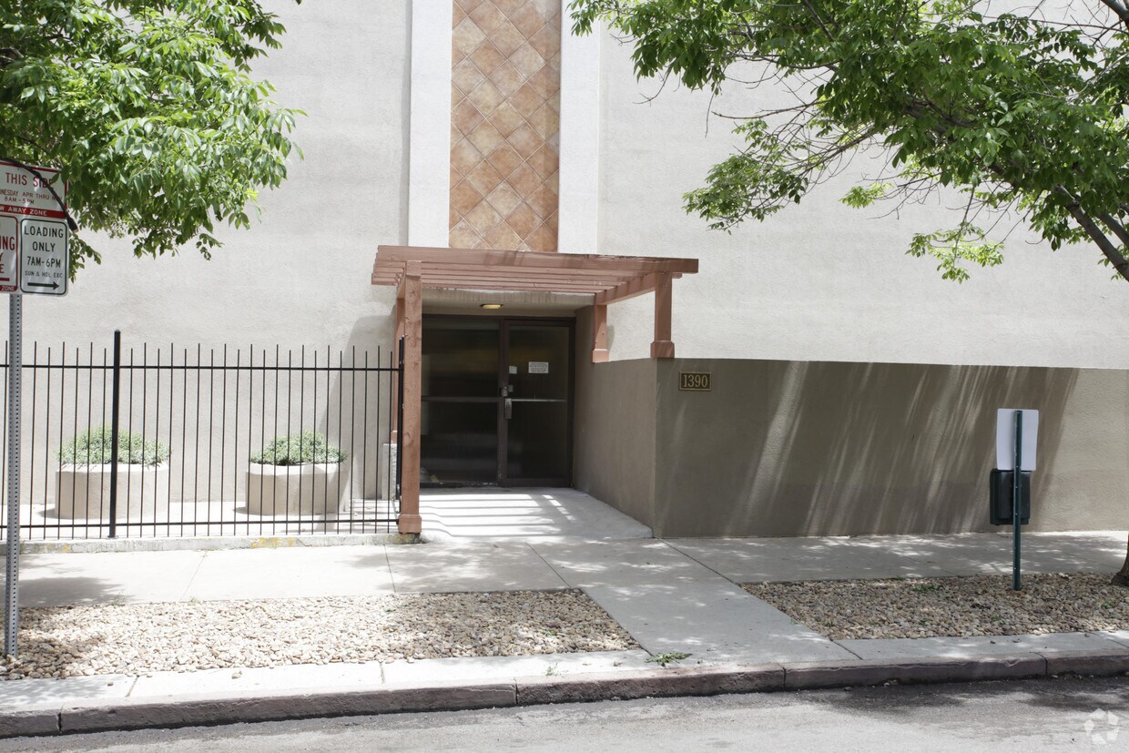 Foto del edificio - Emerson Court Condos