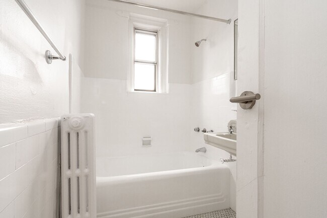 Building Photo - 122 Dowling Ave