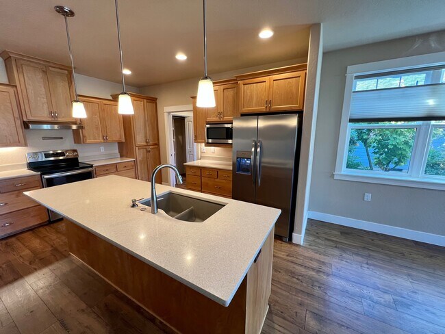 Building Photo - 449 Eagle Rock Dr