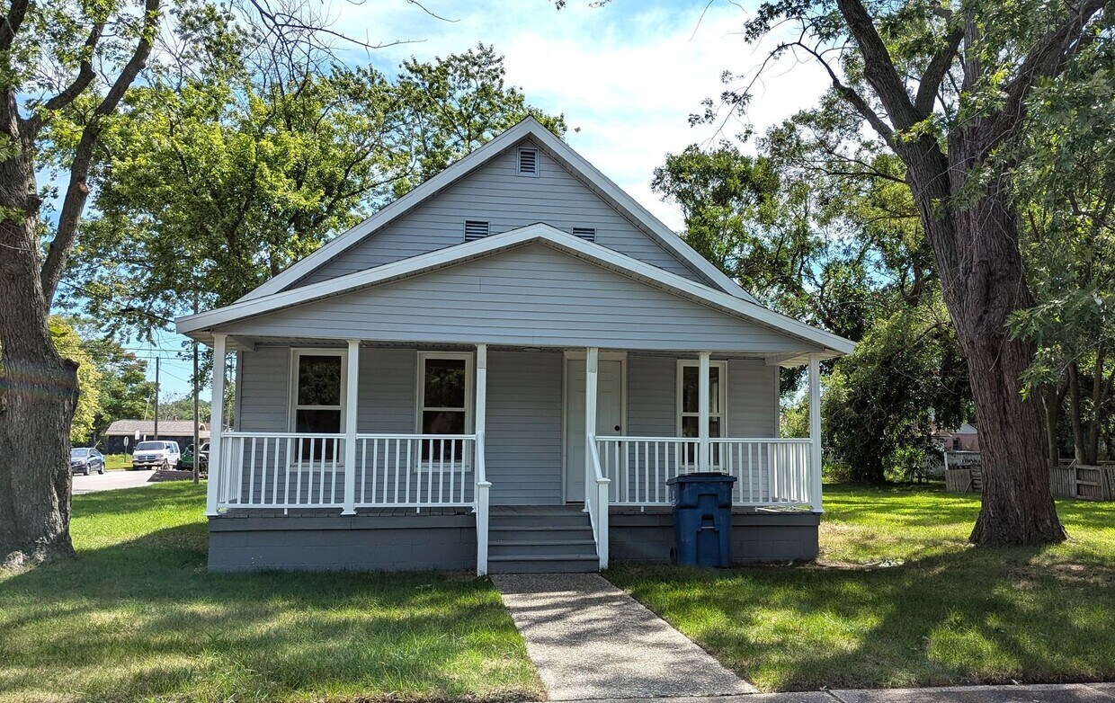 Primary Photo - 2300 Mcilwraith St