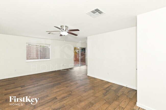 Building Photo - 2045 Houdini St