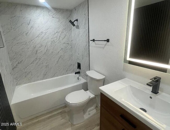 Foto del edificio - 7870 E Camelback Rd
