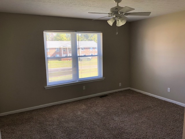 Building Photo - 707 Oakcrest Dr