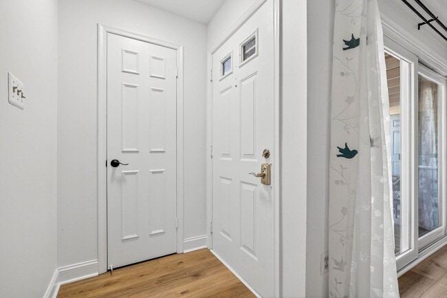 Building Photo - Very Nicely Update Condo in Prime Location!