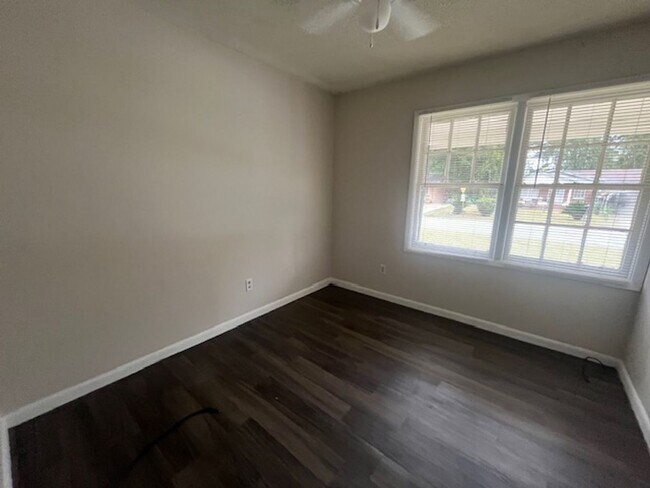 Foto del edificio - 904 Jamestown Dr