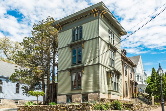 Building Photo - 92 Pelham St