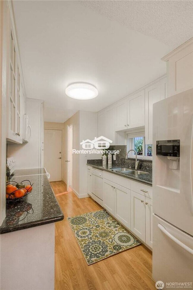 Foto del edificio - Spacious 3-Bedroom Townhome in Desirable C...