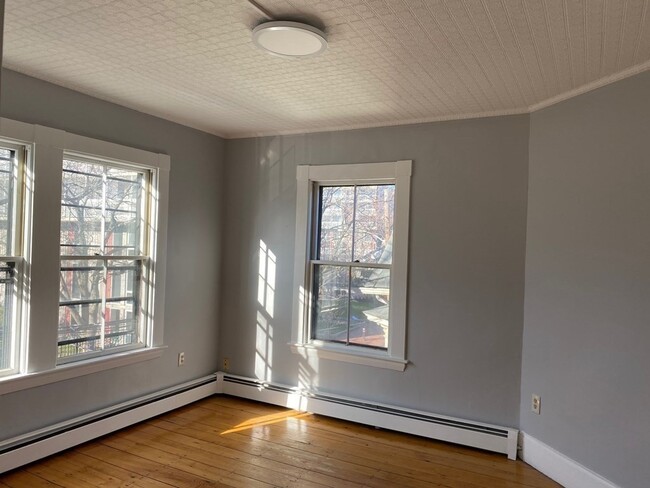 Building Photo - 208 Banks St