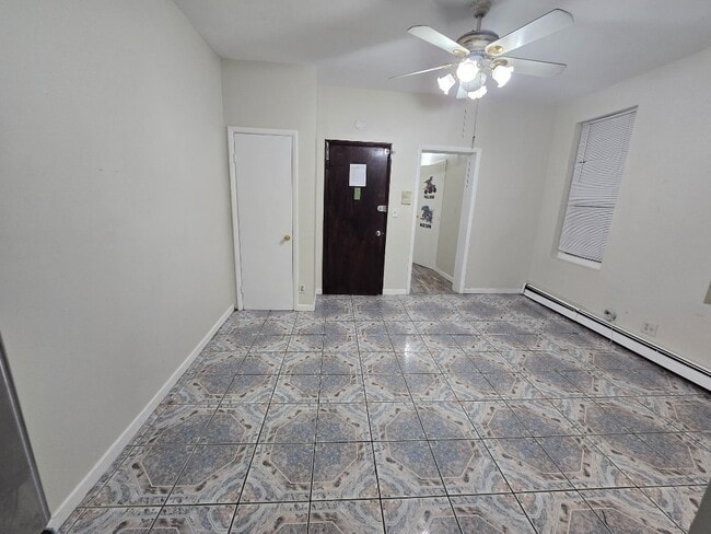 Foto del edificio - Renovated East New York 2 Bedroom