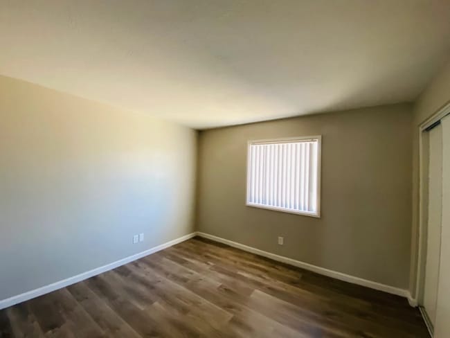 Foto del edificio - 2438 E Inverness Ave
