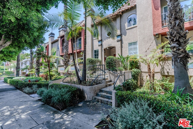 Foto del edificio - 1957 N Bronson Ave