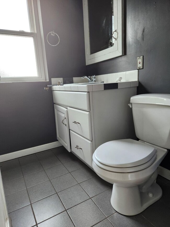 Building Photo - 2 bedroom with 1 bath
