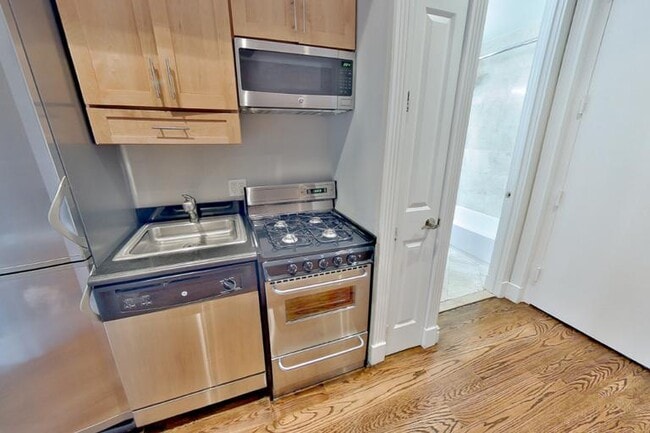 47 1/2 E 1st Street (2nd & 1st Ave), #3R - 47 1/2  E 1st Street (2nd & 1st Ave), #3R Apartment