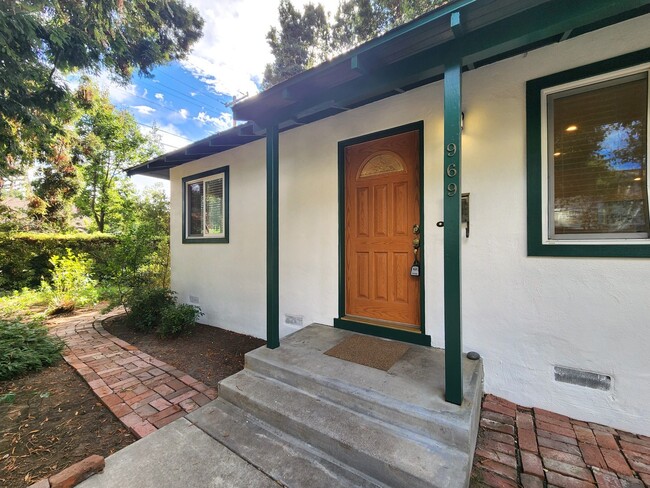 Building Photo - Beautiful Remodeled Duplex in Palo Alto Av...