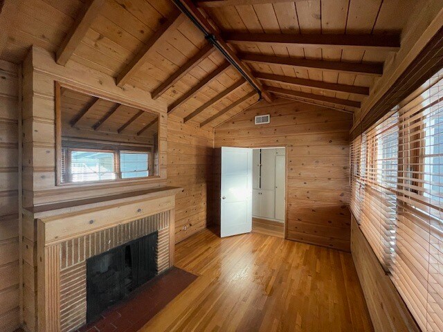 Él - 808 N Valley St