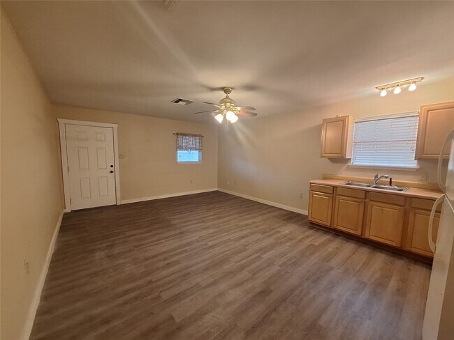 Foto del edificio - 6107 Williams Rd