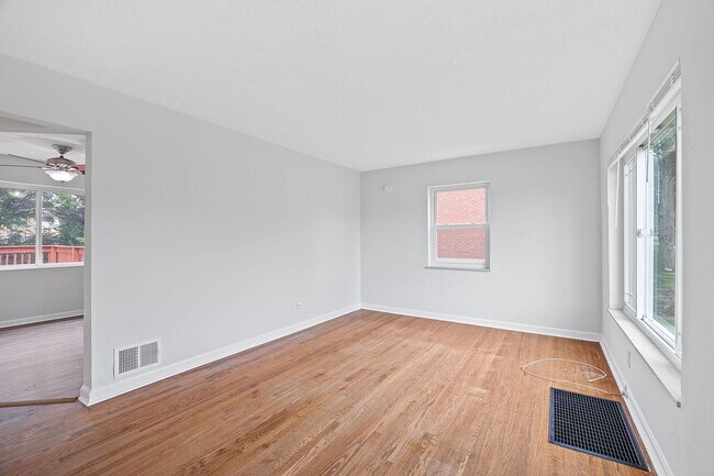 Foto del edificio - BRIDGETOWN- 3-4 BEDROOM 1 BATH BRICK CAPE COD W? WOOD DECK & FENCED YARD
