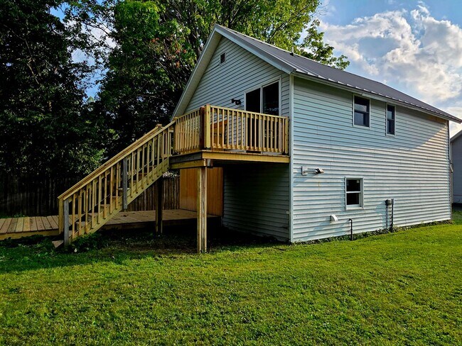 Foto del edificio - Excellent Updated One-Bedroom Apartment in West Valley – Private Deck and Laundry!