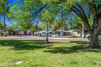 Building Photo - 844 E Windsor Ave