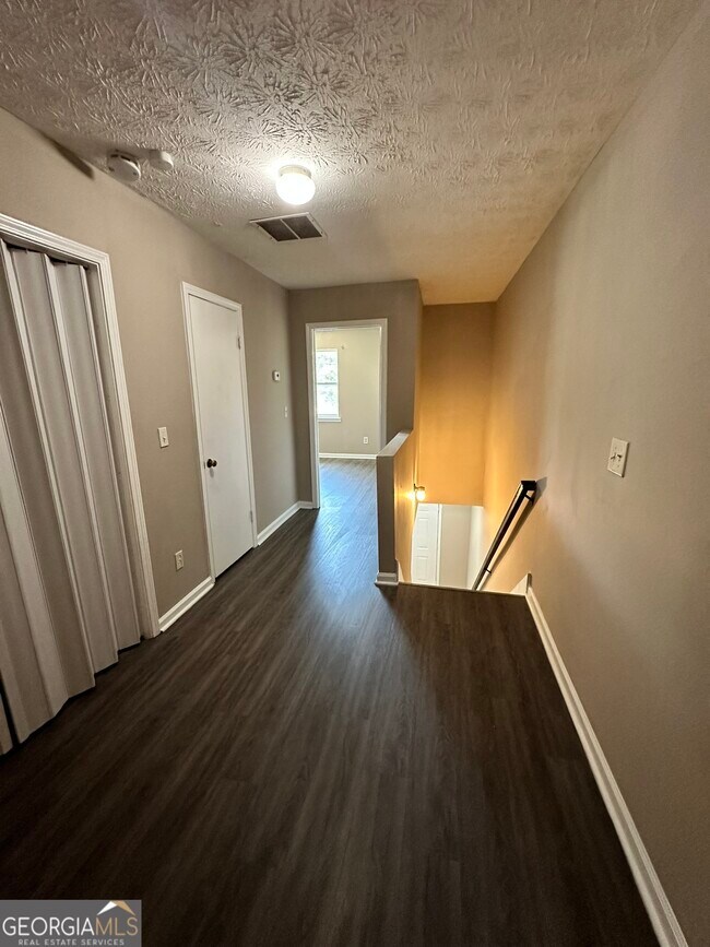 Building Photo - 4708 Lois Dr