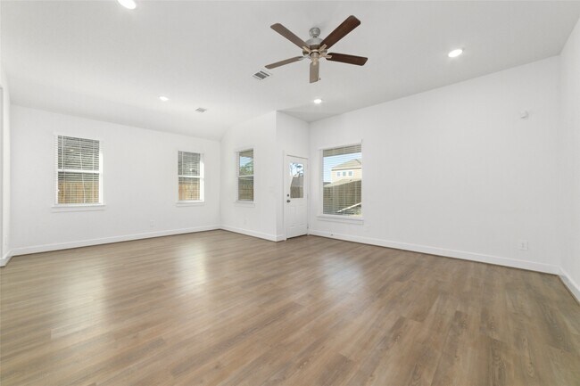 Foto del edificio - 919 Golden Willow Ln