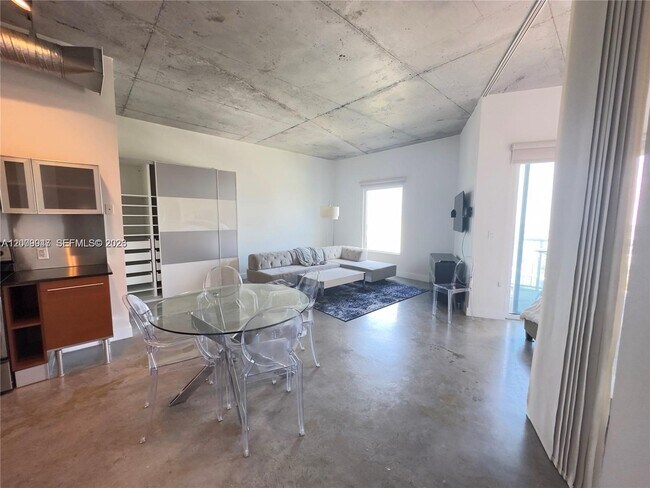 Foto del edificio - 10 SW South River Dr
