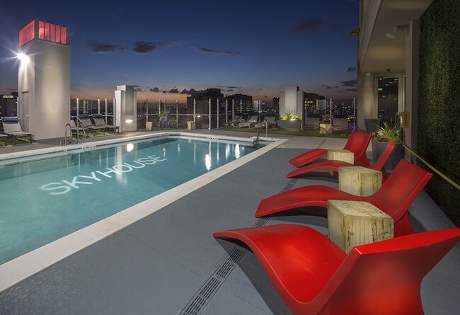 Building Photo - Two Bedrooms in Downtown Paradise