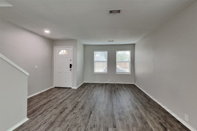 Foto del edificio - 14906 Sugarhollow Dr