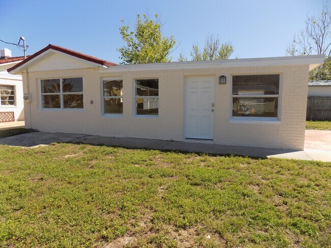 Building Photo - Dog friendly.....Cozy Beach Cottage 1 bedr...