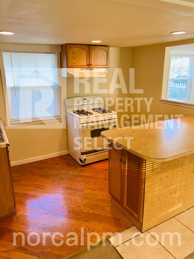 Building Photo - Charming 2 bed 1 bath home
