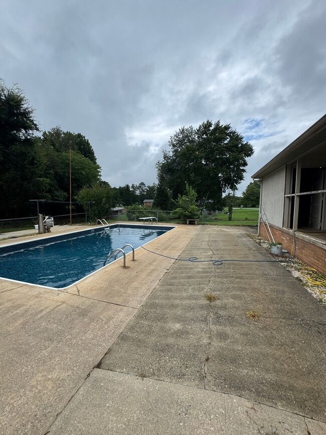Foto del edificio - Spacious 3 Bedroom Home with Office, Pool, & Lawn Care Included – Hudson, NC