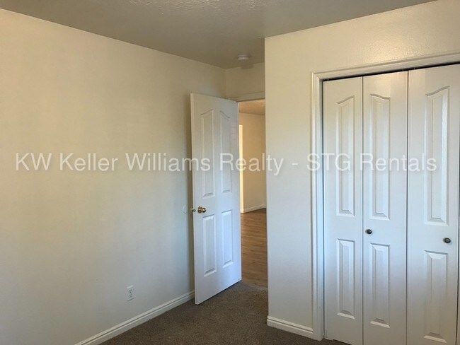 Building Photo - **Adorable Newly Remodeled Apartment**